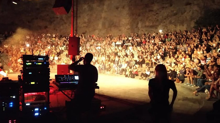 Συναυλία στη Λειβαδιά χωρίς αποστάσεις, με χορό και συνωστισμό